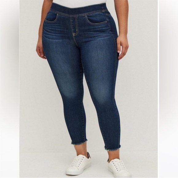 NWT Torrid Lean Jean Skinny Super Soft High-Rise Jean Fray Hem 4T 26 - Picture 1 of 3